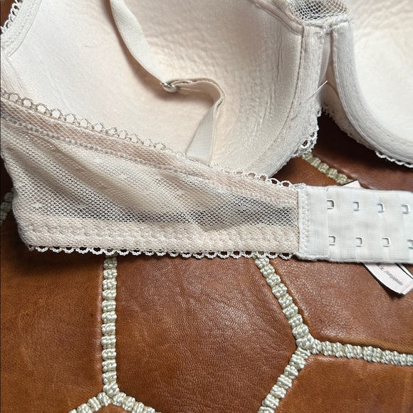 Victoria's Secret Lace Bra in Cream - Picture 7 of 7